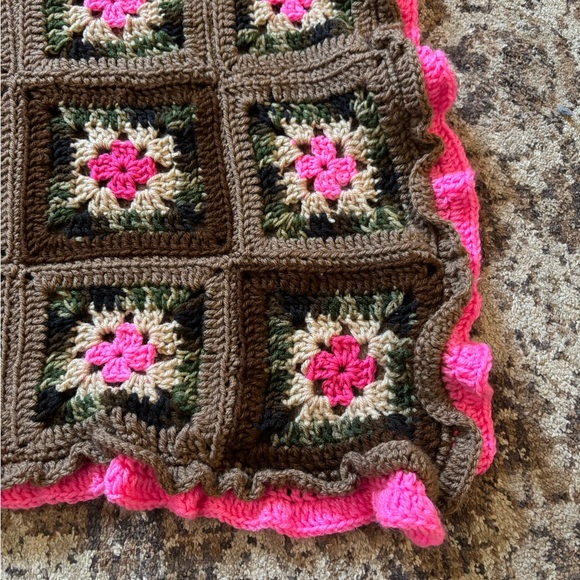 55”x40” Granny Square Afghan Throw Pink Camo Brown Ruffle Crochet Blanket - Picture 3 of 5